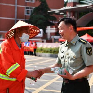 助力高考，阜城環(huán)衛(wèi)工人在行動